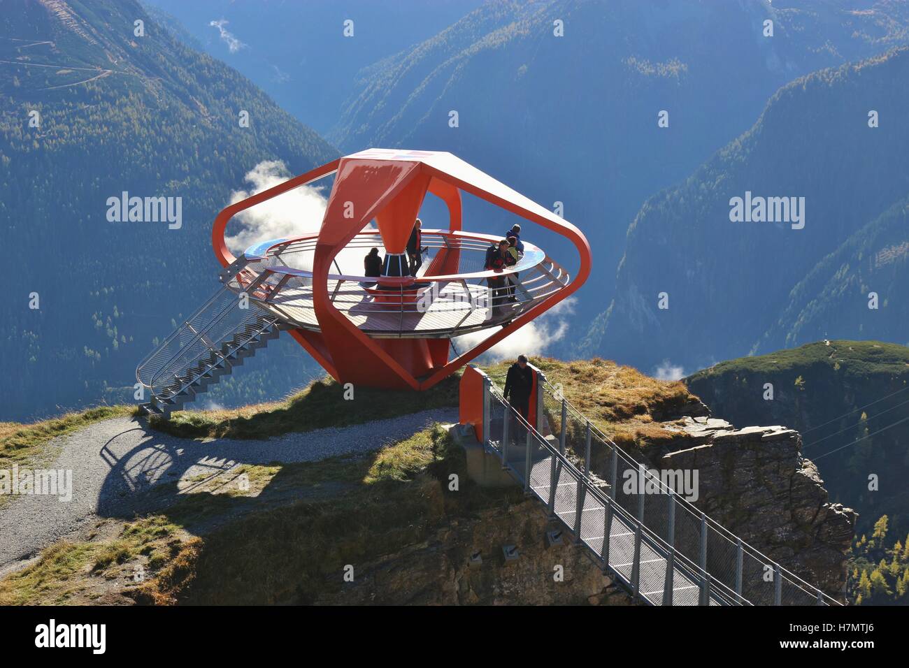 Ein futuristisch anmutender Aussichtspunkt am Stubnerkogel, Gasteiner Berge, Österreich, Europa. Es gibt eine tolle Aussicht auf die Berge der Hohen Tauern. Stockfoto