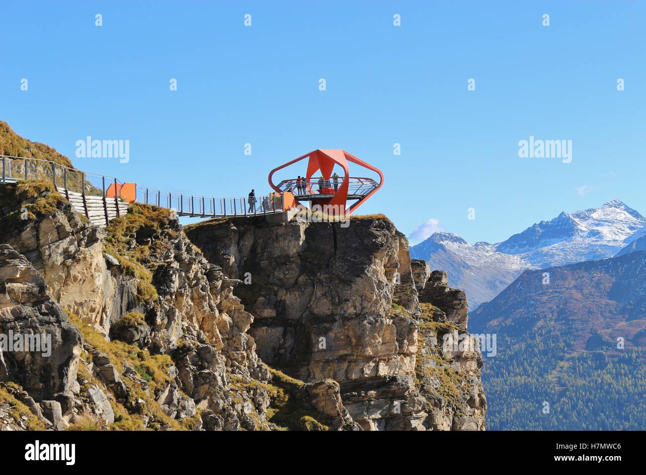 Ein futuristisch aussehende Aussichtspunkt auf dem Stubnerkogel, Gasteiner Berge, Österreich, Europa. Gibt es ein tollen Blick auf einen Berg klingelte Stockfoto