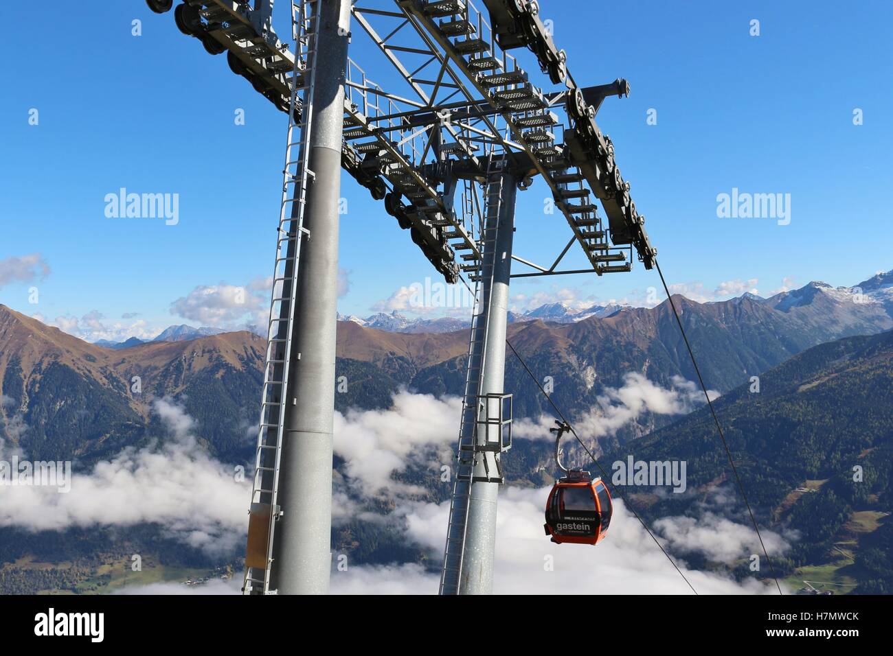 Seilbahn-Station auf dem Stubnerkogel, Gasteiner Berge, Österreich, Europa. Eine Gondel ist angekommen. Stockfoto
