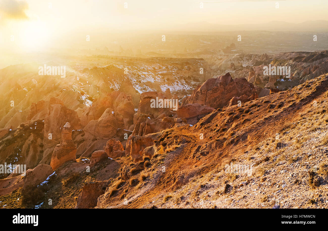 Die erstaunliche Winter Sonnenuntergang über der kappadokischen Rote Tal, voller Spitzer Konus farbigen Felsen, Türkei. Stockfoto