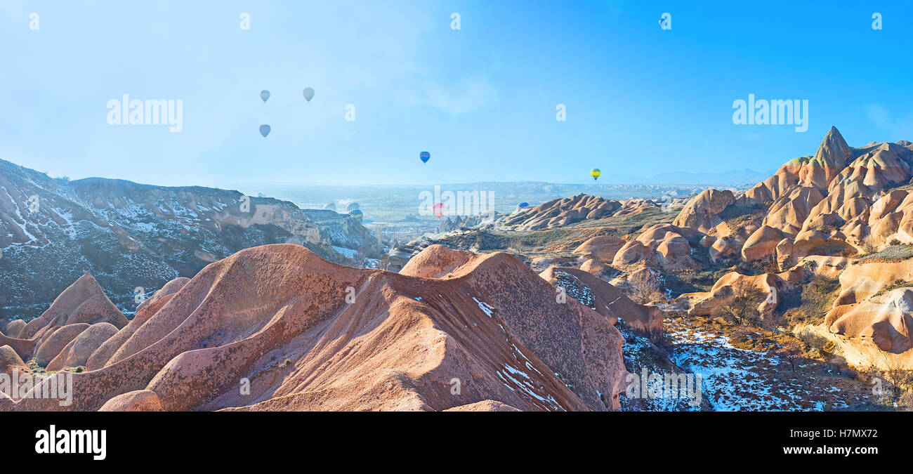 Jeden Tag fliegen die zahlreichen Heißluftballons über Kappadokien geologische Stätten, Türkei. Stockfoto