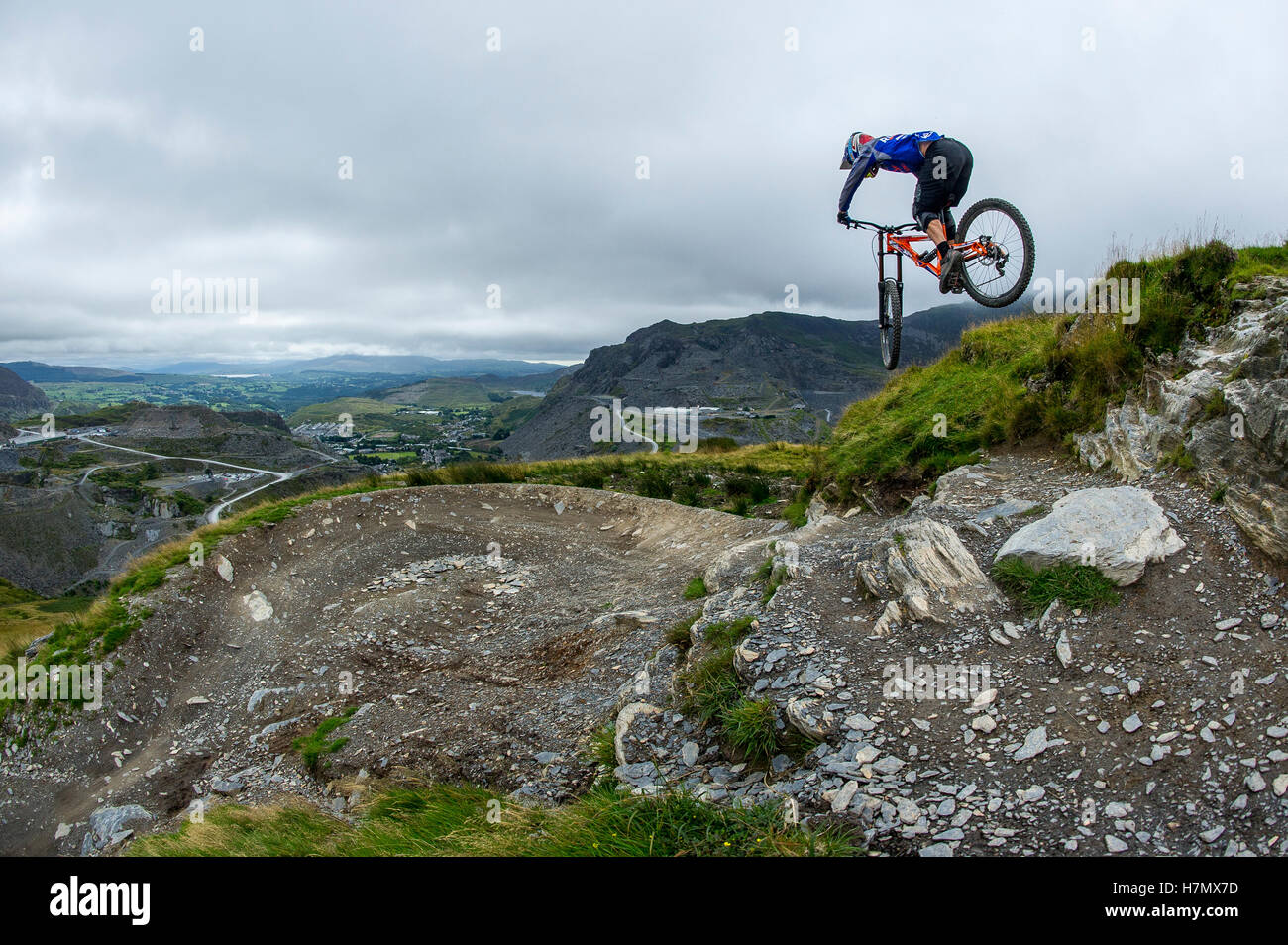Ein Mountainbiker springt einen Rock Tropfen bei Antur Stiniog Mountain Bike Zentrum am Blaenau Ffestiniog in Snowdonia Stockfotografie Alamy