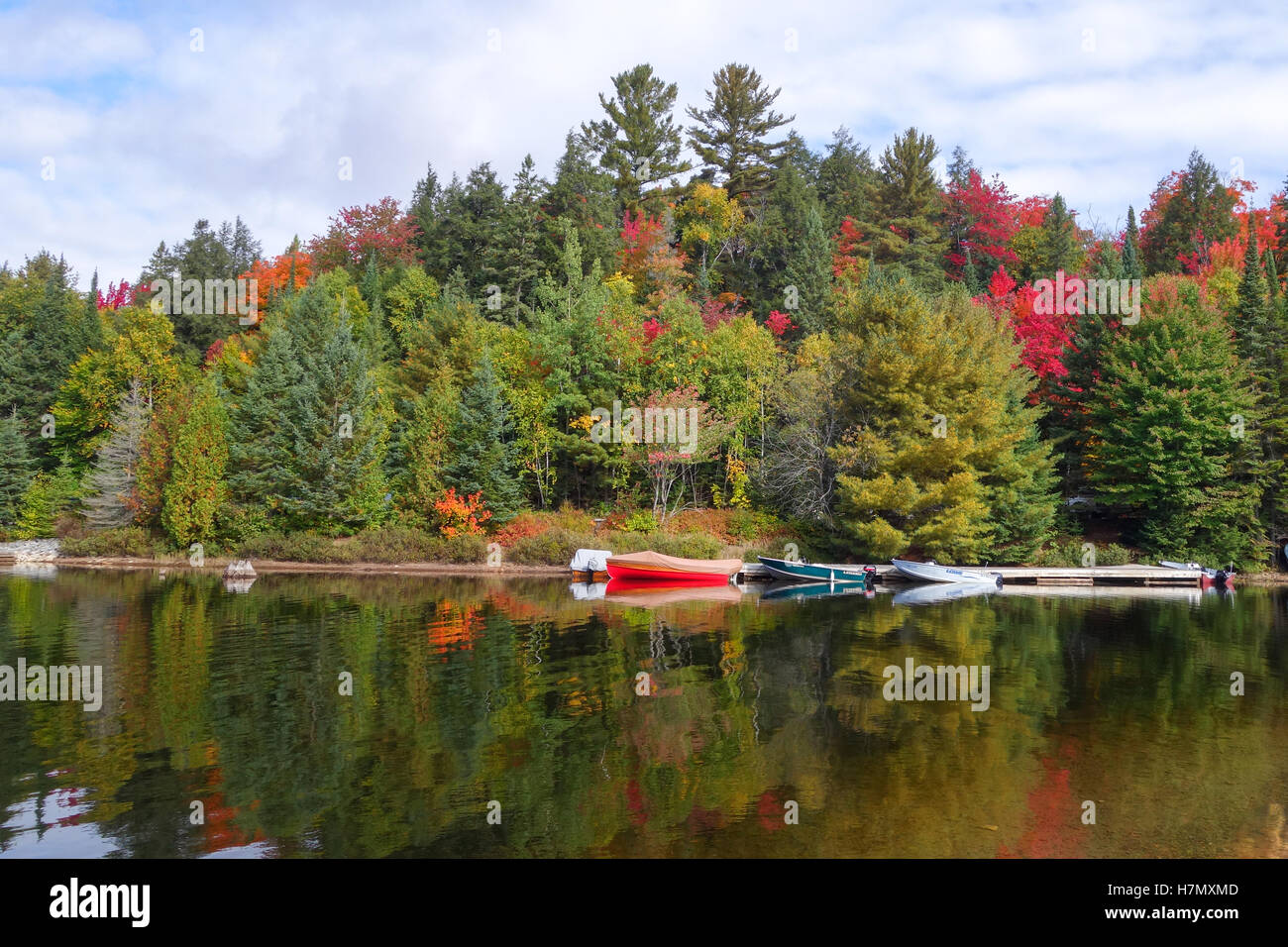 Kanada Herbstlaub bunt See Boot Stockfoto