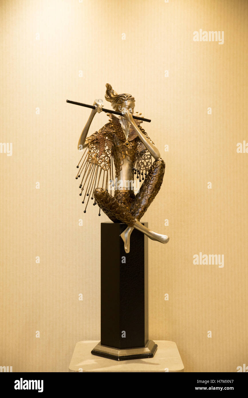 Frau spielt Querflöte Metallskulptur Stockfoto