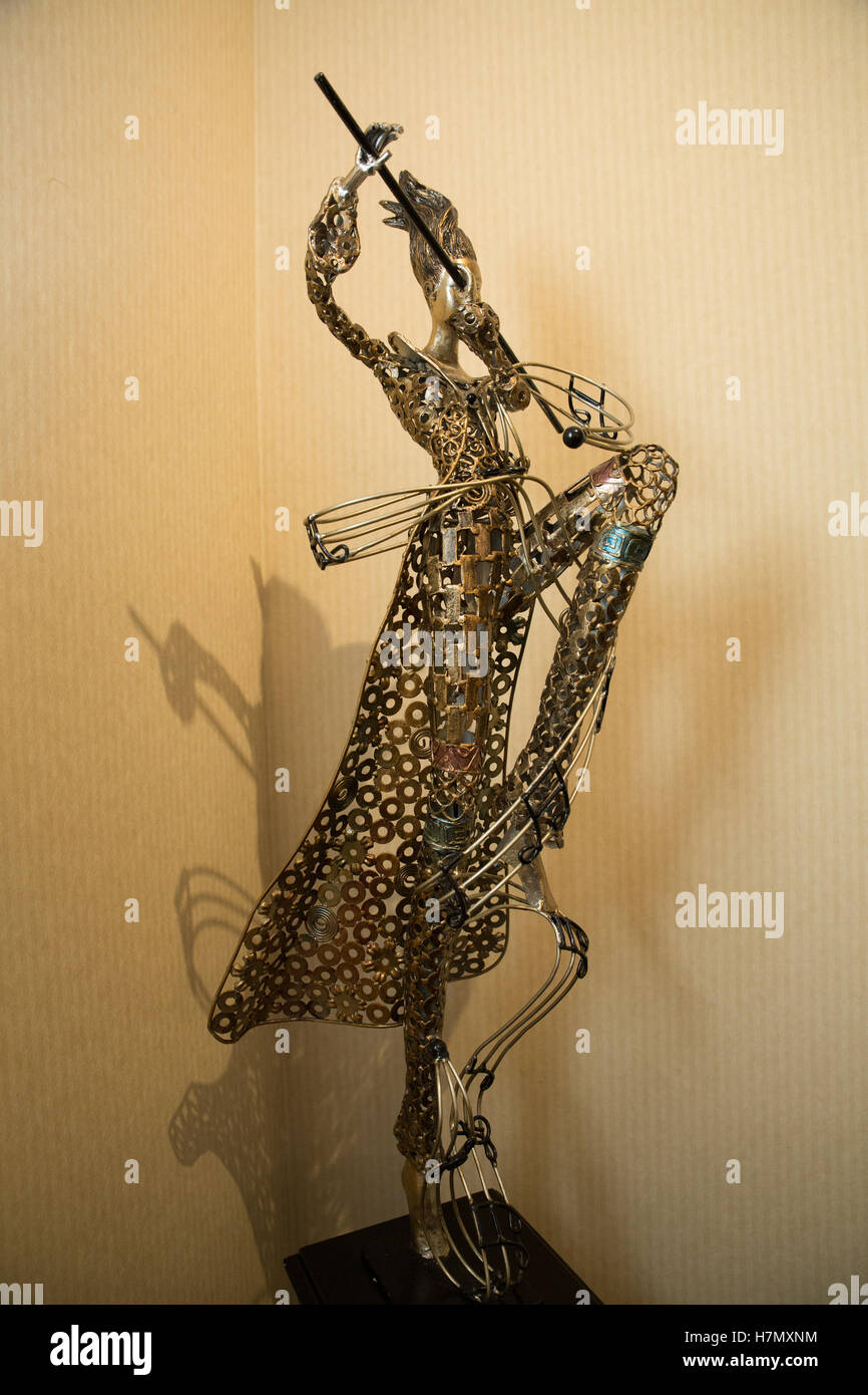 stehende Metallskulptur Flötenspieler Stockfoto