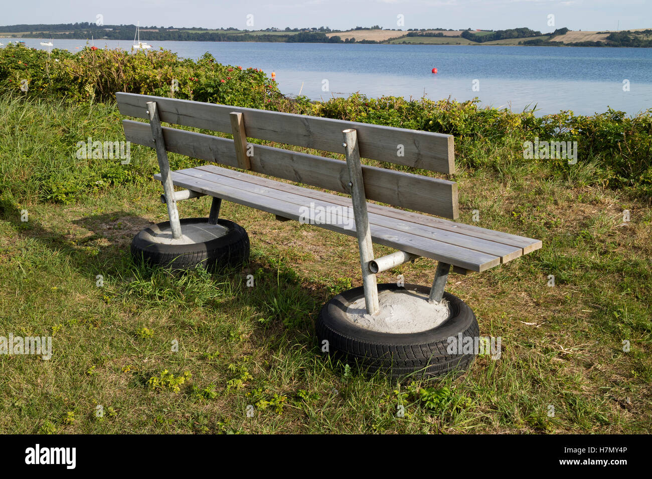 Bank auf recycelten Reifen in Broager nahe dem Meer, Dänemark Stockfoto
