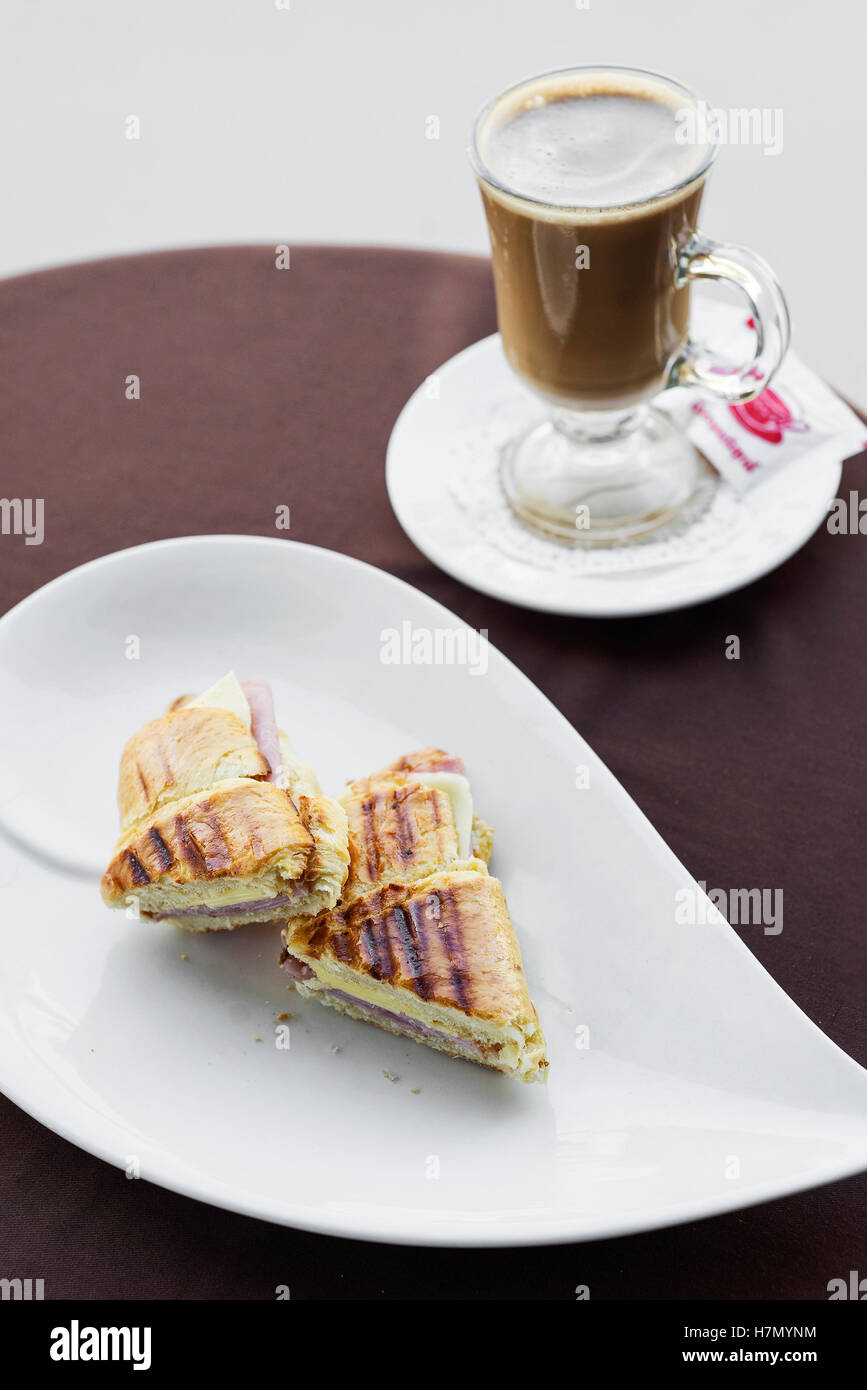 Käse-Schinken-Toast-Croissant und Latte Kaffee einfaches Frühstück snack-Set Stockfoto