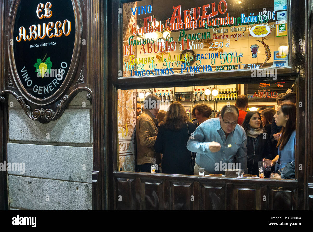 Blick durch das Fenster eine Tapas-Bar in der Nähe der Plaza de Santa Ana und der Puerta del Sol, im Zentrum von Madrid, Spanien Stockfoto