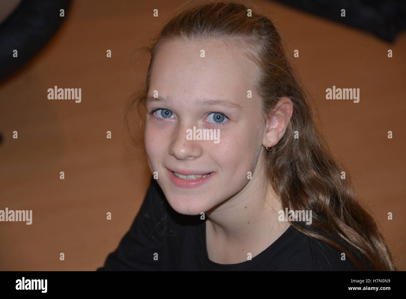 Frühes, frische Teenies Mädchen konfrontiert lächelnde lange Haare, blaue Augen Stockfoto