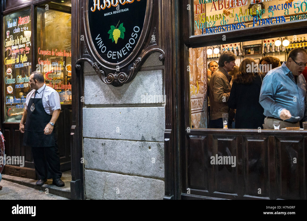 Blick durch das Fenster eine Tapas-Bar in der Nähe der Plaza de Santa Ana und der Puerta del Sol, im Zentrum von Madrid, Spanien Stockfoto