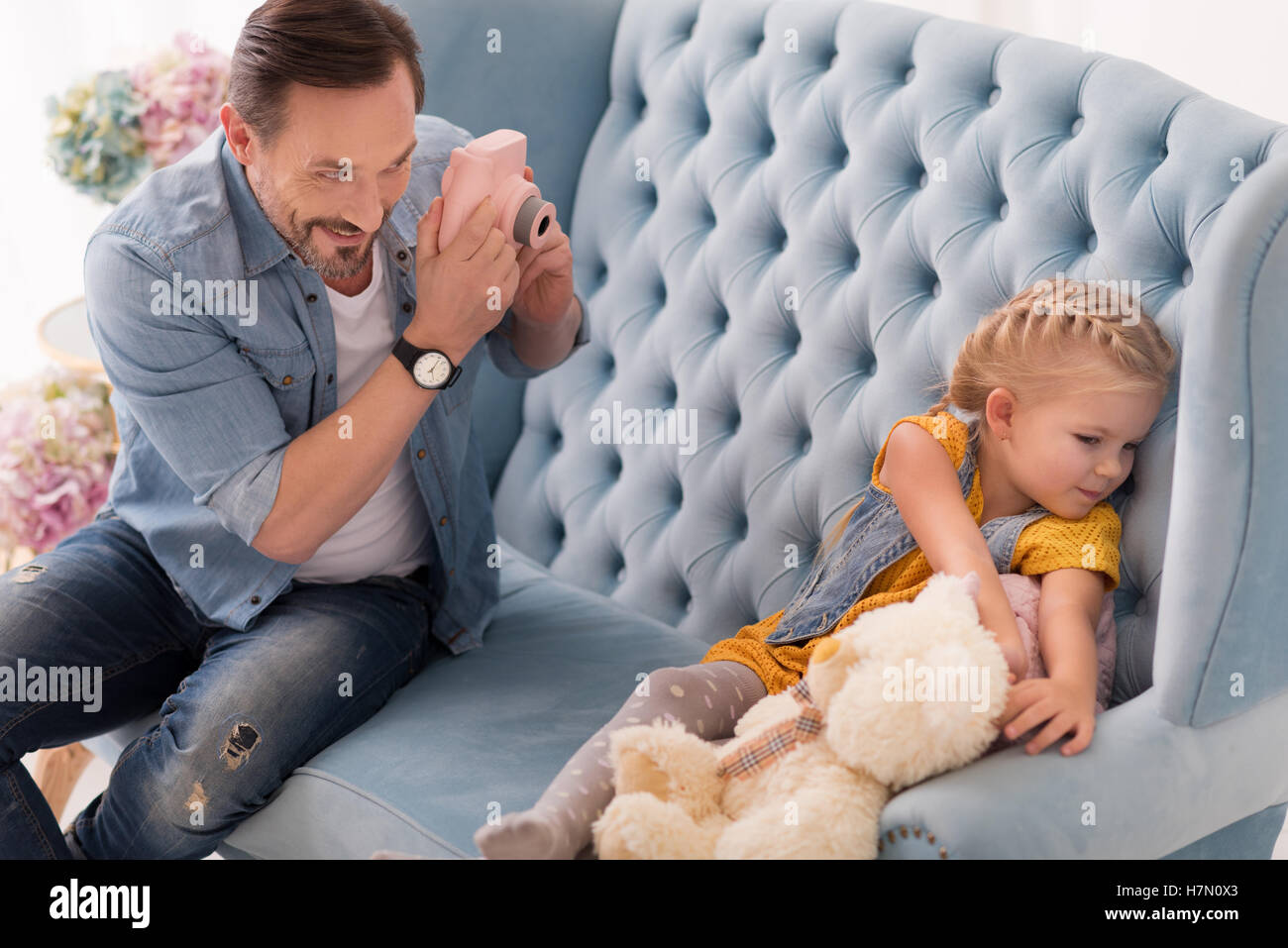 Fröhliche liebender Vater ein Foto seiner Tochter Stockfoto