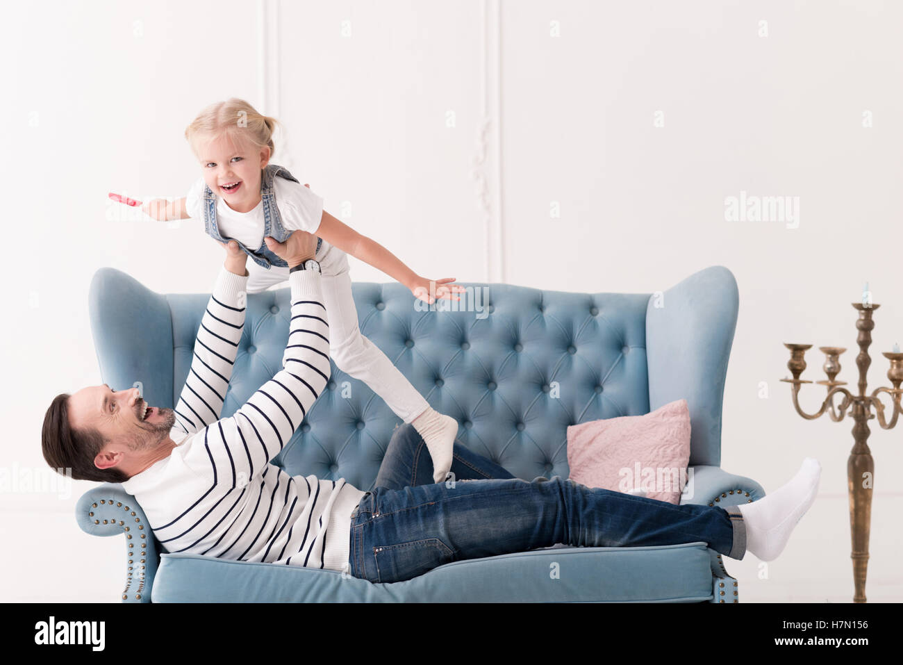 Positiv begeistert Mädchen vorgibt, fliegen Stockfoto