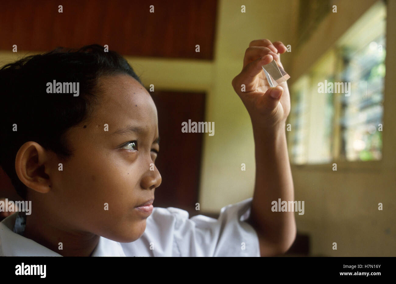 Indonesien-Java-Jakarta, Mädchen mit Prisma in der Klasse in der Schule Stockfoto