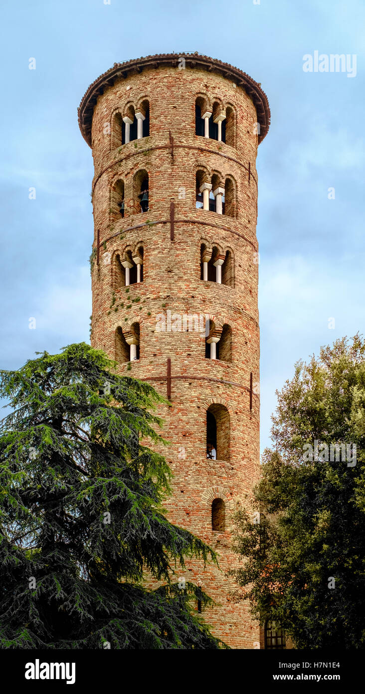 Der romanische Glockenturm der Sant'Apollinare Basilika. Classe, Ravenna, Emilia-Romagna, Italien. Stockfoto