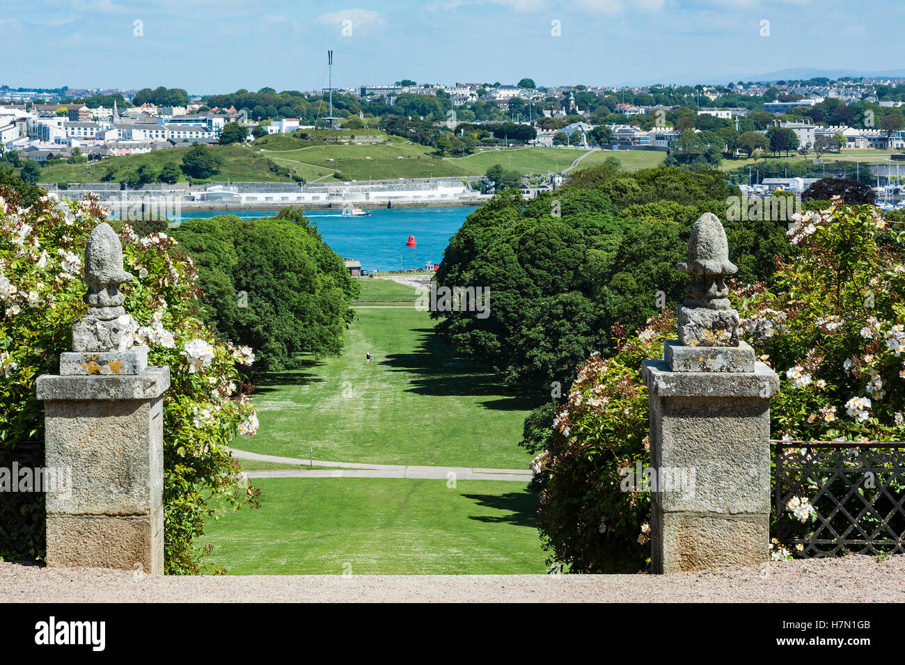 auf der Suche nach Devonport bei Plymouth, UK von Mount Edgcumbe Gärten in Cornwall. Stockfoto