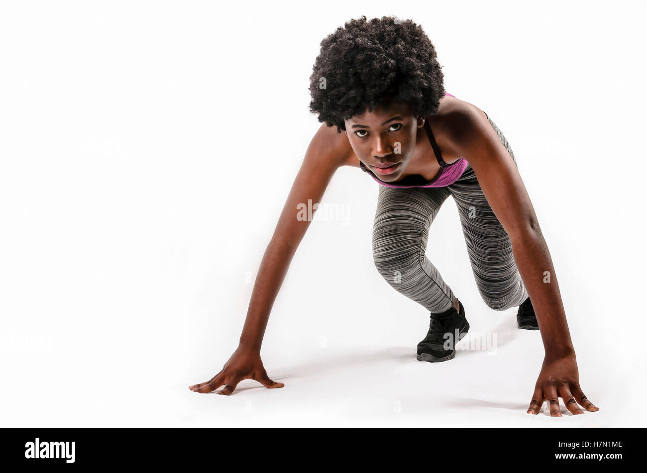 passen Sie schwarze Frau set für einen Lauf über weißem Hintergrund Stockfoto
