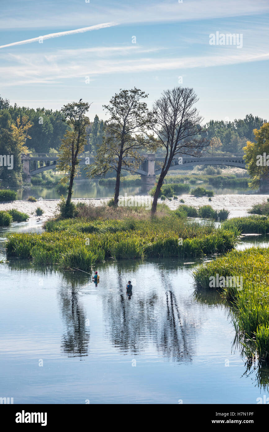 Am frühen Morgen auf dem Fluss Tormes bei Salamanca, Spanien. Stockfoto