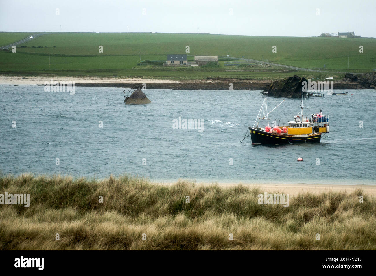 Orkney Insel Schottland Scapa Bay Boot vor versunkene rostige Wrack Stockfoto