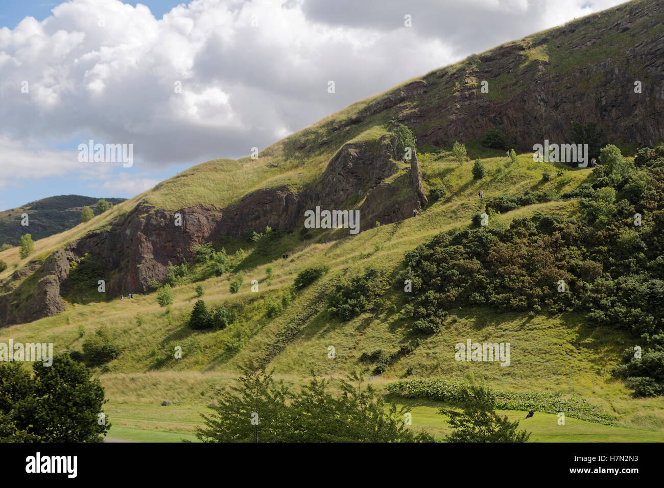 Arthurs Seat und die Klippen des schottischen Parlaments Stockfoto