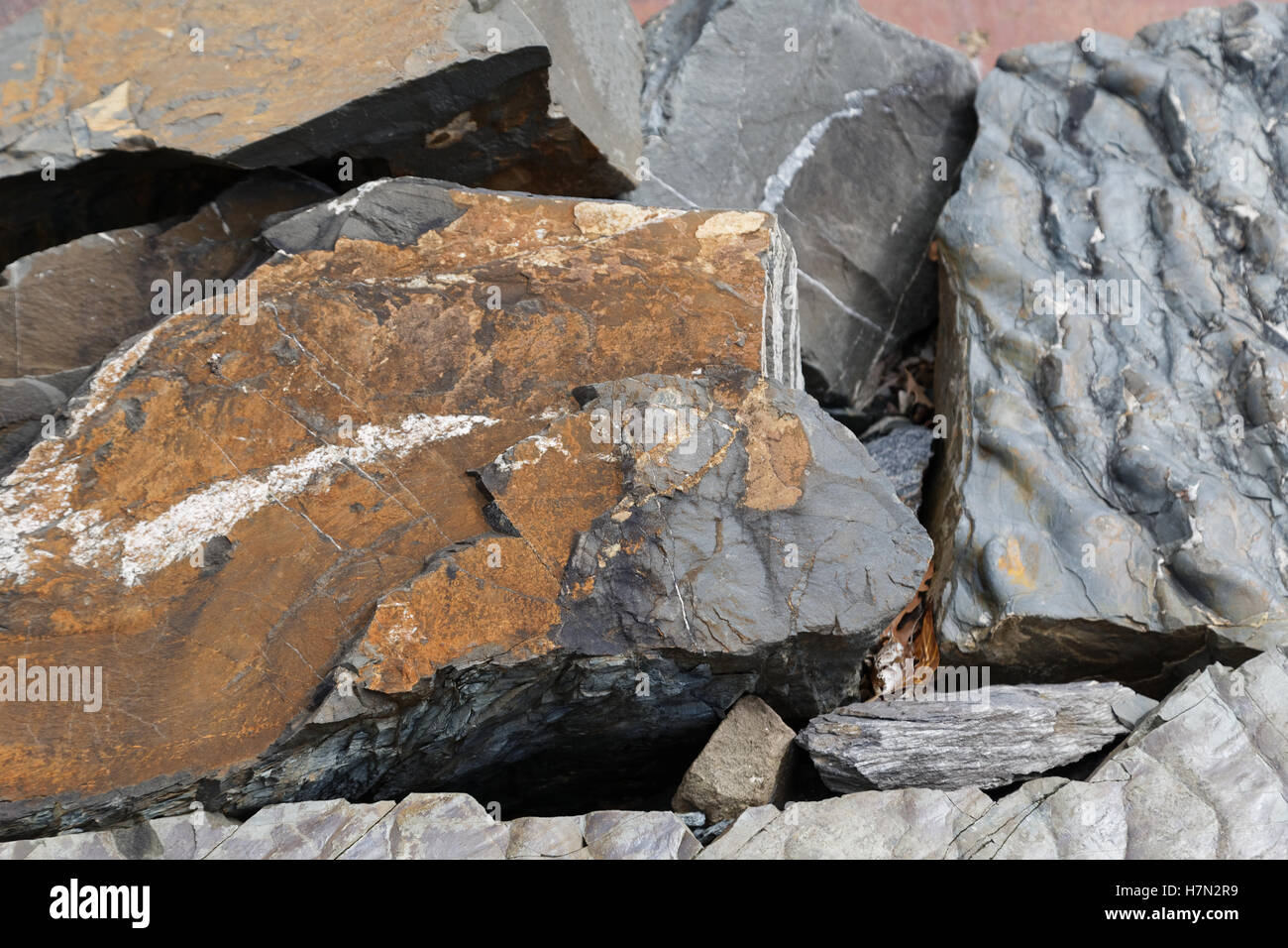 Stein Stein Hintergrund losen Felsbrocken grau weiß Stockfoto