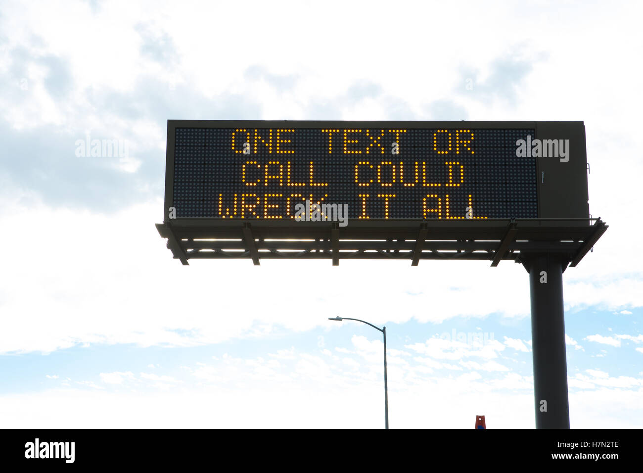 American Highway Informationen Warnschild "eine SMS oder Anruf alles zerstören könnte" Stockfoto
