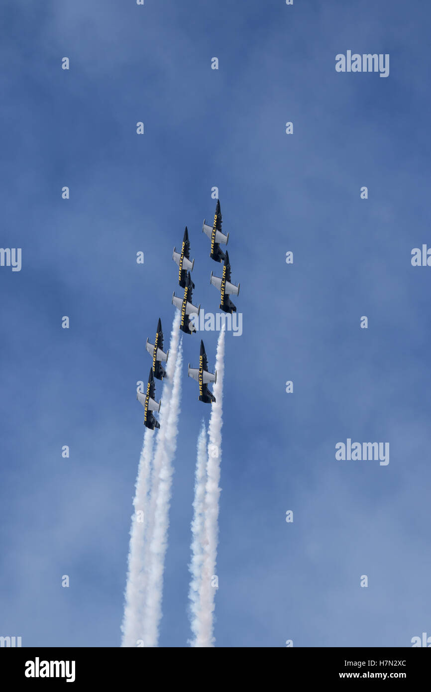 Huntington Beach, Kalifornien, USA. 21. Oktober 2016. Breitling Jet Team Kunstflug in der konstituierenden Breitling Luft zeigen Huntington Stockfoto