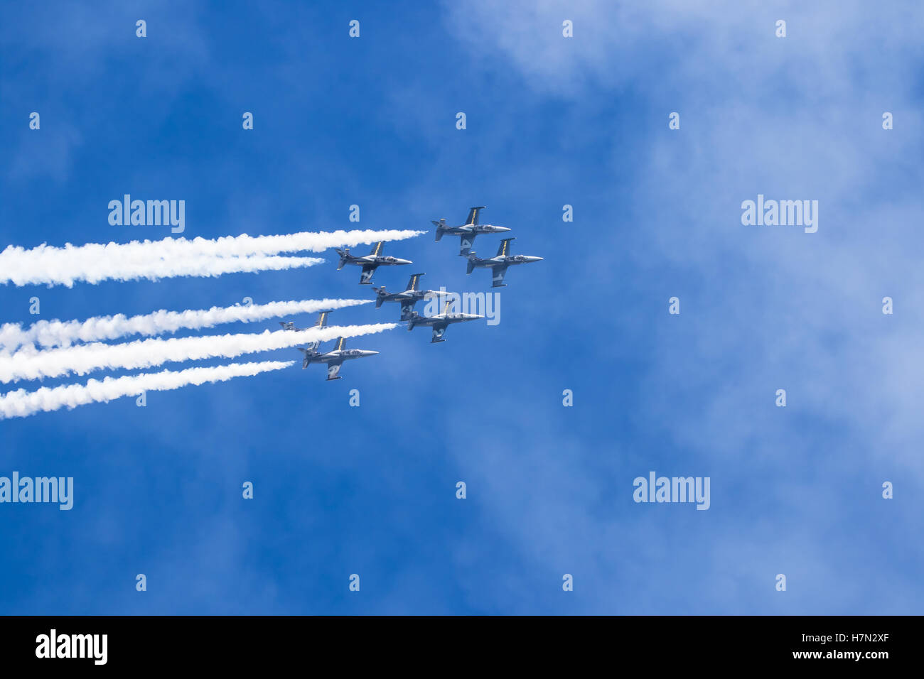 Huntington Beach, Kalifornien, USA. 21. Oktober 2016. Breitling Jet Team Kunstflug in der konstituierenden Breitling Luft zeigen Huntington Stockfoto