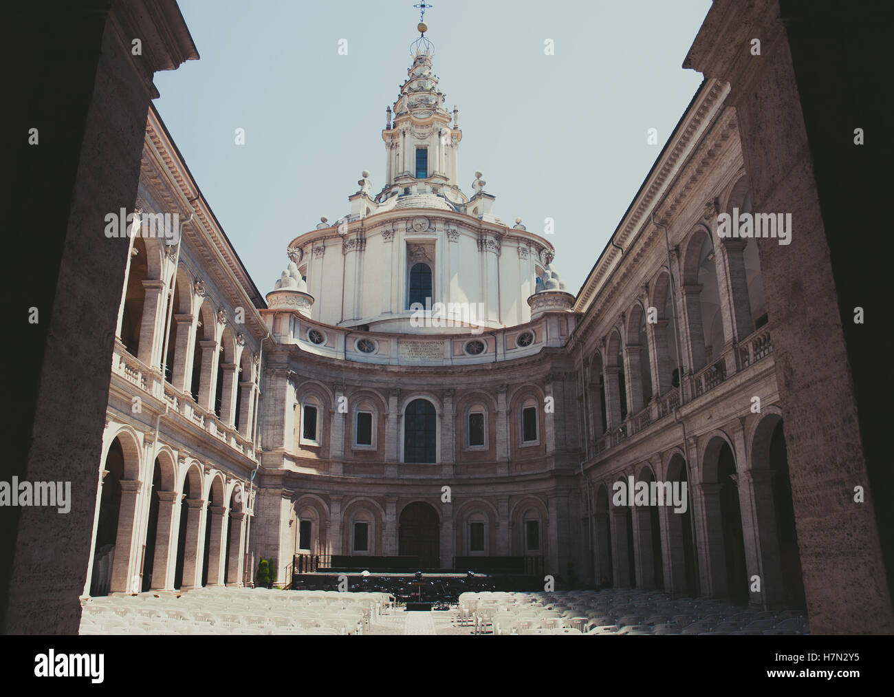 Ivo Alla Sapienza - romanische Kirche Saint-Yves bei Sapienza Innenhof Tageslicht Stockfoto