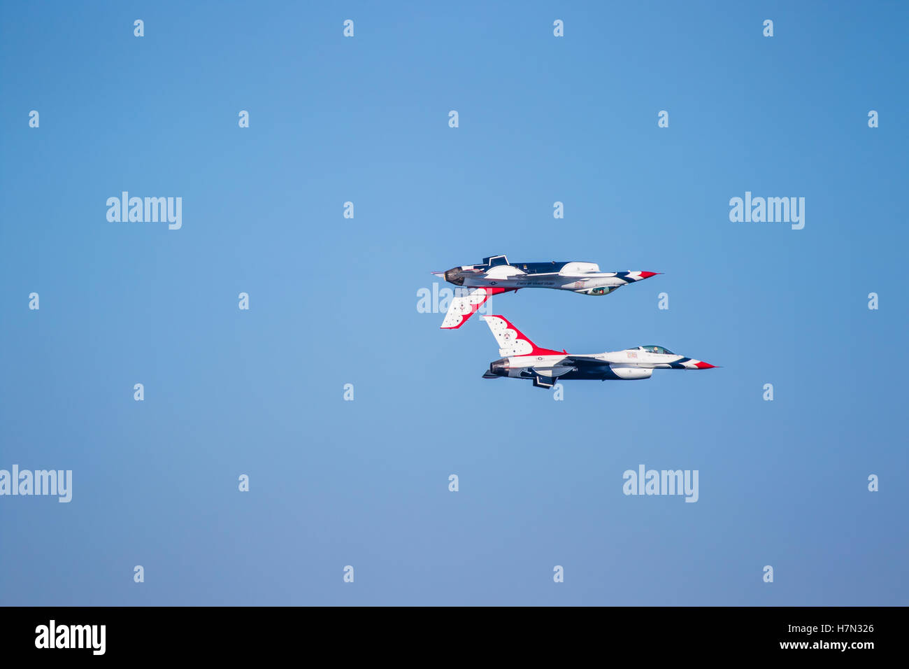 United States Air Force Thunderbirds Demonstration Team in der konstituierenden Breitling air show Huntington Beach, Kalifornien Stockfoto