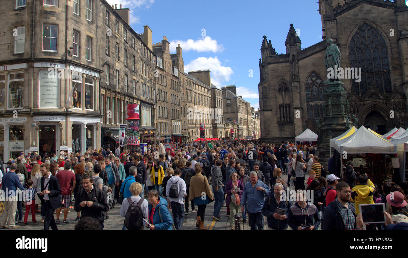 Royal Mile Szenen aus dem Edinburgh Festival Fringe Jungfrau sponsored Street Festival 2015 in Edinburgh, Schottland, Großbritannien Stockfoto