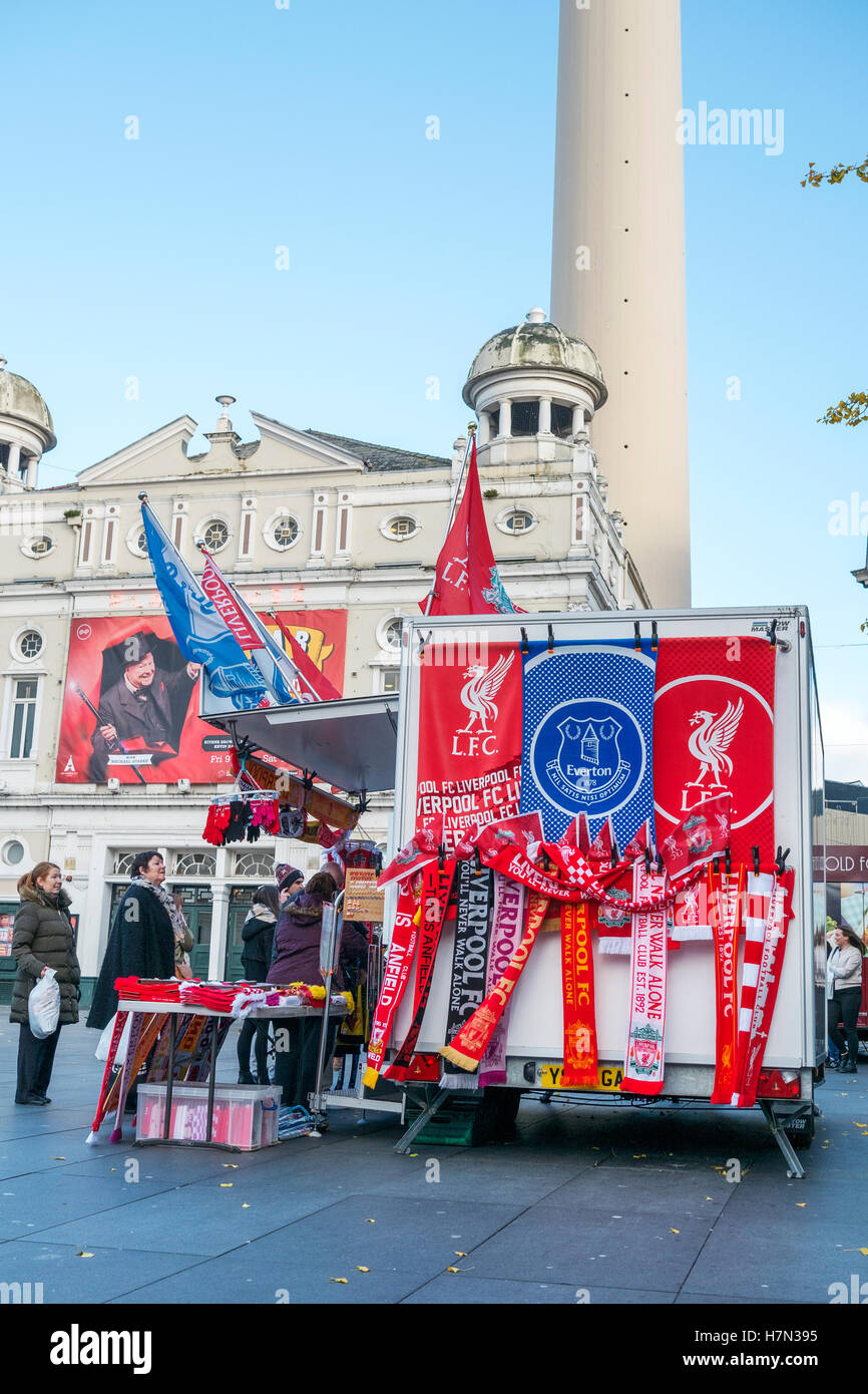 Eine Straße Stall zu verkaufen & Everton Liverpool Fußballschals, Williamson Sq, Liverpool, Merseyside, Großbritannien Stockfoto