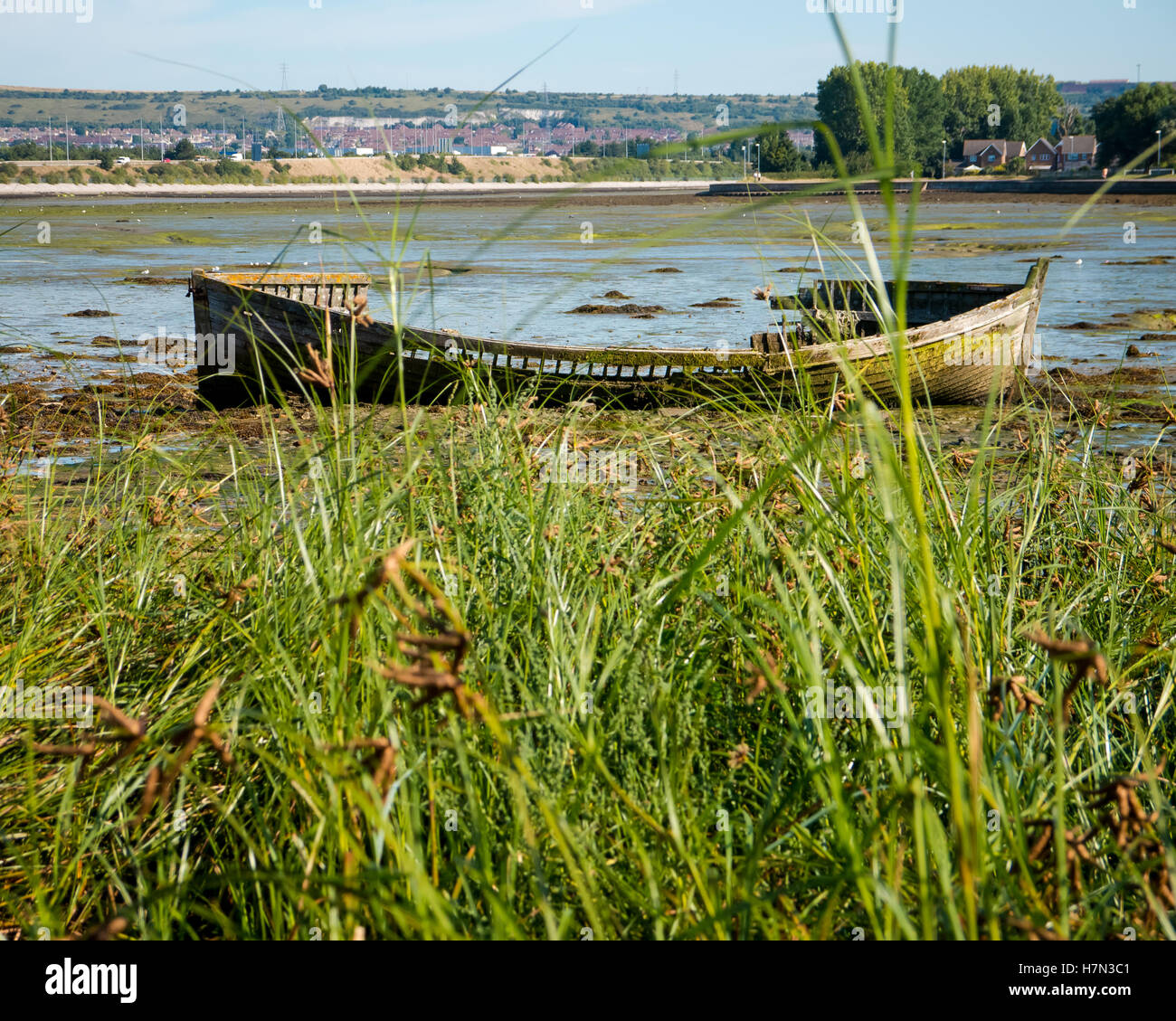 Eine Fäulnis Boot am Ufer des Tipner Sees im Hafen von Portsmouth, England Stockfoto