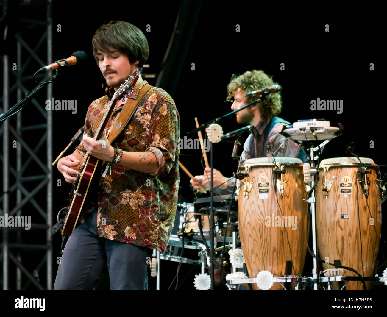 Clemens Rehbein und Philipp Dausch von der Band Milky Chance führen Sie live auf dem siegreichen Festival in Portsmouth, UK Stockfoto