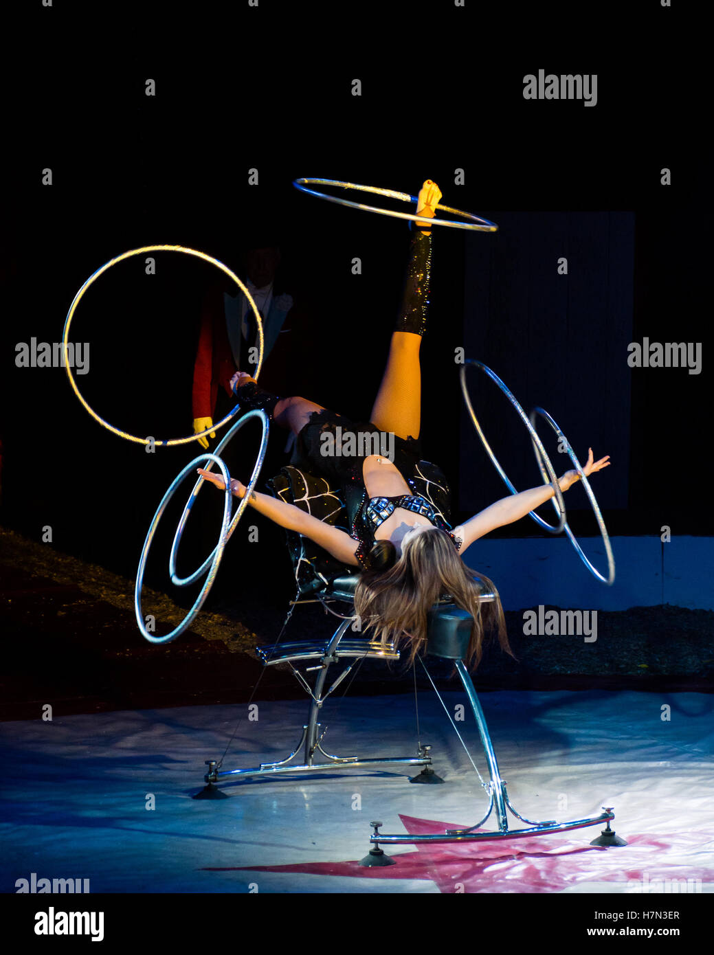 Fuß-Jonglage Luftakrobatin Romy Michael führt an Zippo Zirkus, England Stockfoto