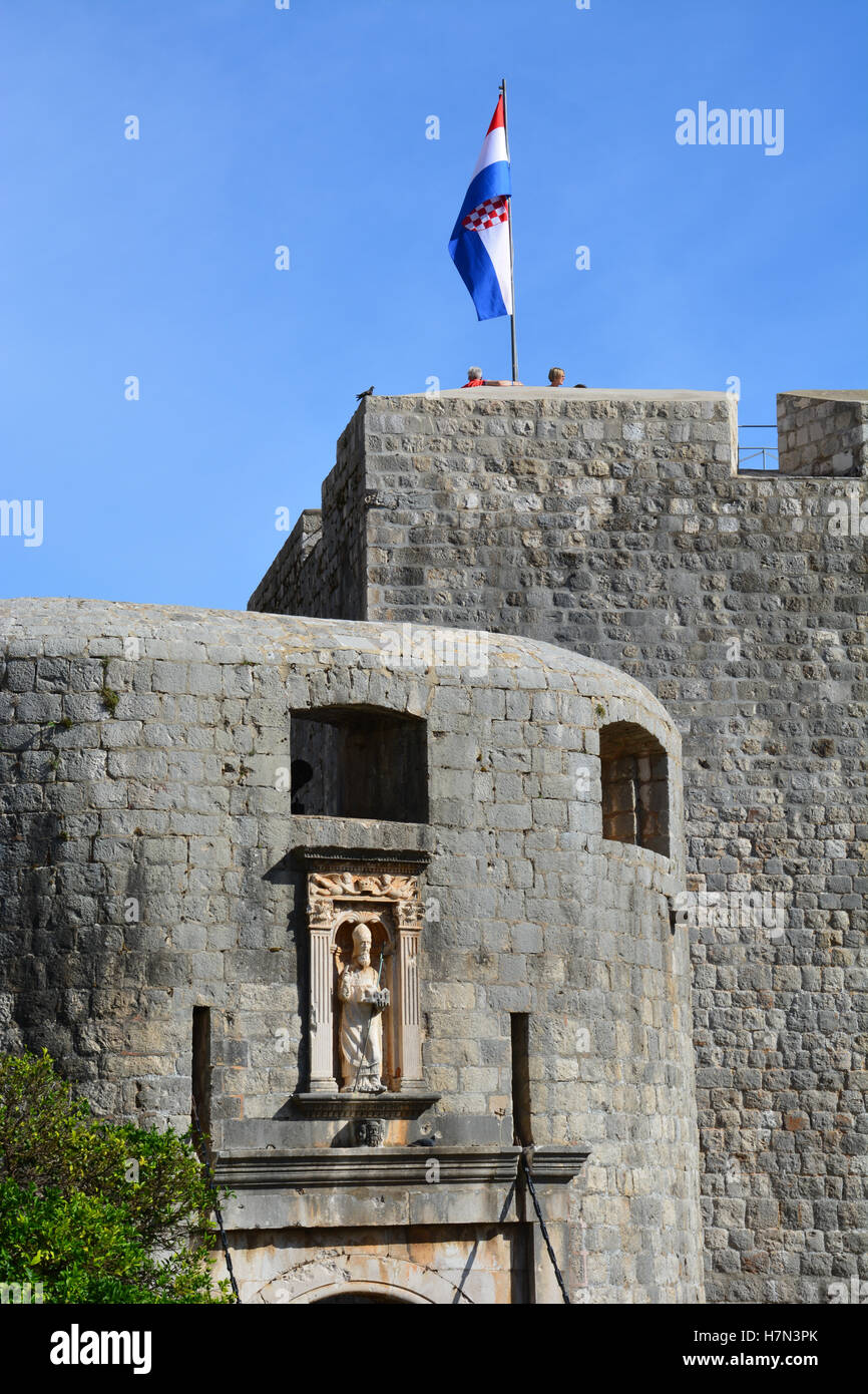 Die kroatische Flagge über dem Pile Tor Eingang zum Abschnitt ummauerten Altstadt von Dubrovnik. Stockfoto