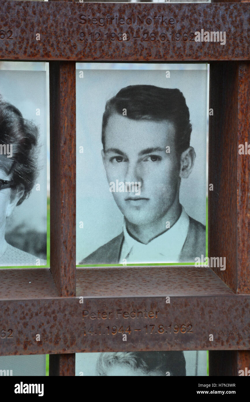 Eine Gedenkstätte in der Bernauer Straße zeigt das Gesicht von Peter Fechter, der erste Versuch, Flucht über die Berliner Mauer am 12.08.17, 1962 getötet werden. Stockfoto