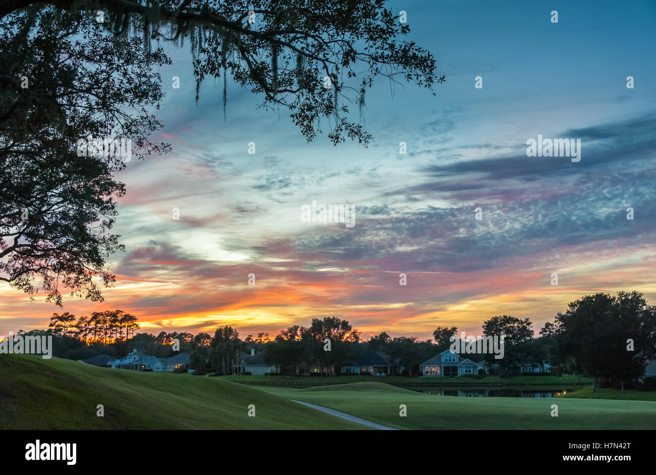 Ein buntes Sonnenuntergang über das dreizehnte Fairway des Dye Valley Course bei TPC Sawgrass Players Club in Ponte Vedra Beach, Florida. Stockfoto