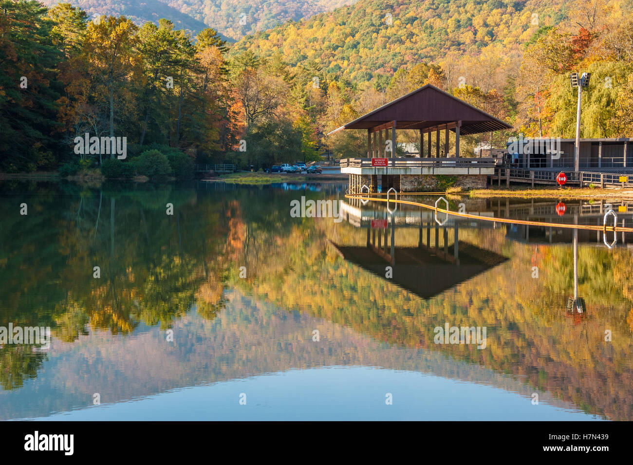 Farbenfrohe Herbsthänge spiegeln sich in der Spiegelfläche des Lake Trahlyta im Vogel State Park bei Blairsville, Georgia. (USA) Stockfoto