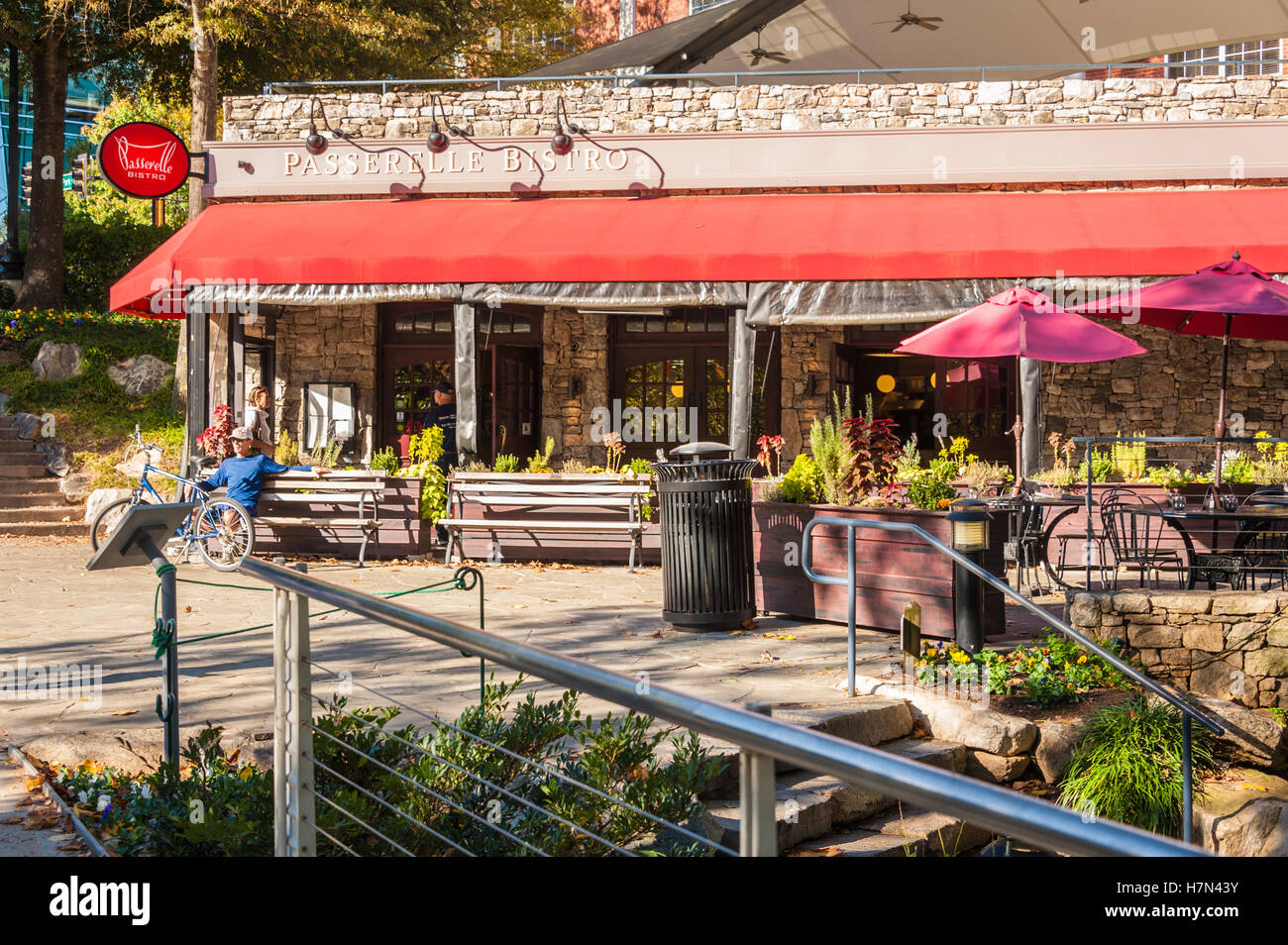 Passerelle Bistro in Falls Park auf die Reedy in der Innenstadt von Greenville, South Carolina, USA. Stockfoto