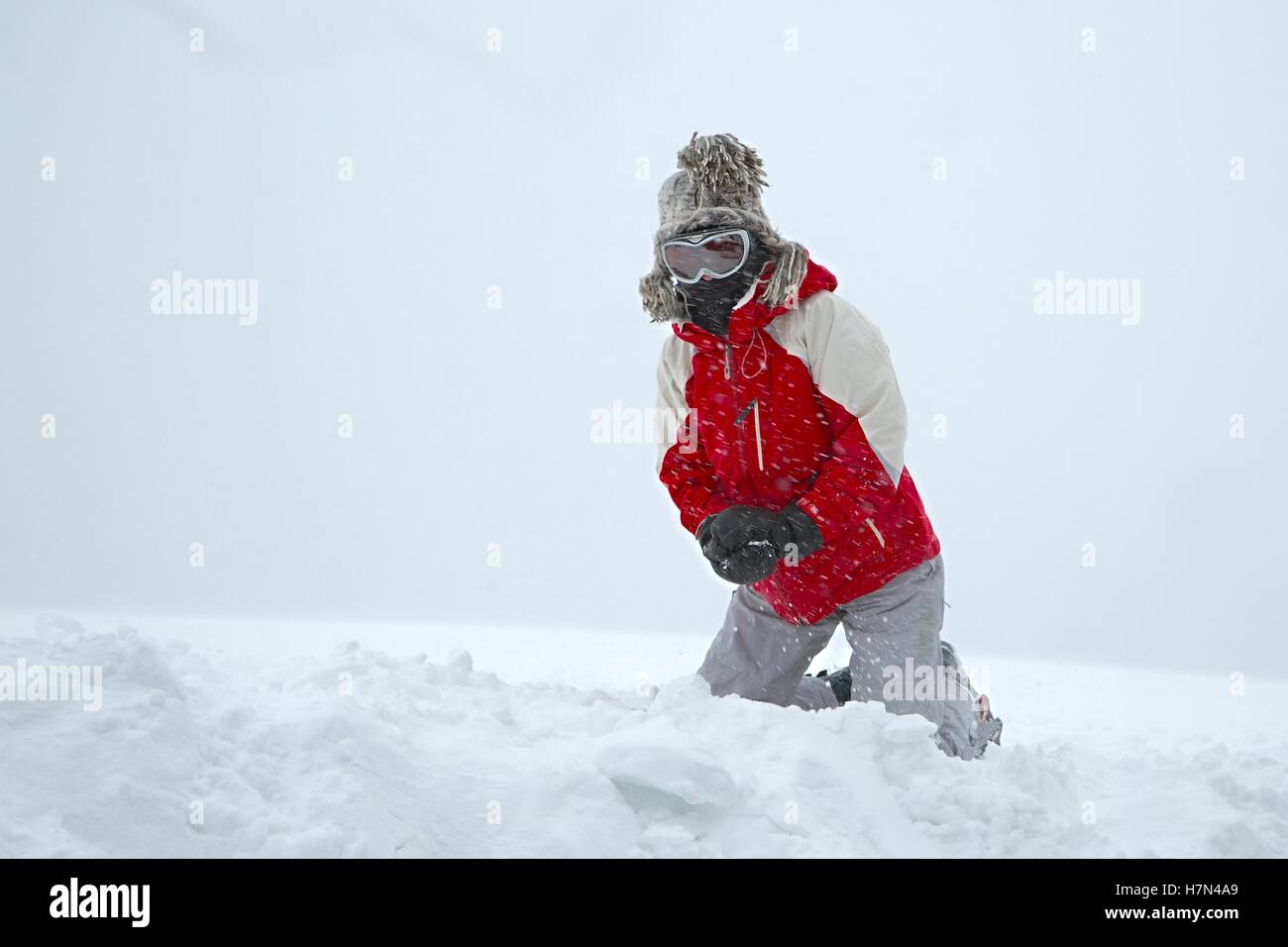 Skifahrer, die mit Schnee zu spielen Stockfoto