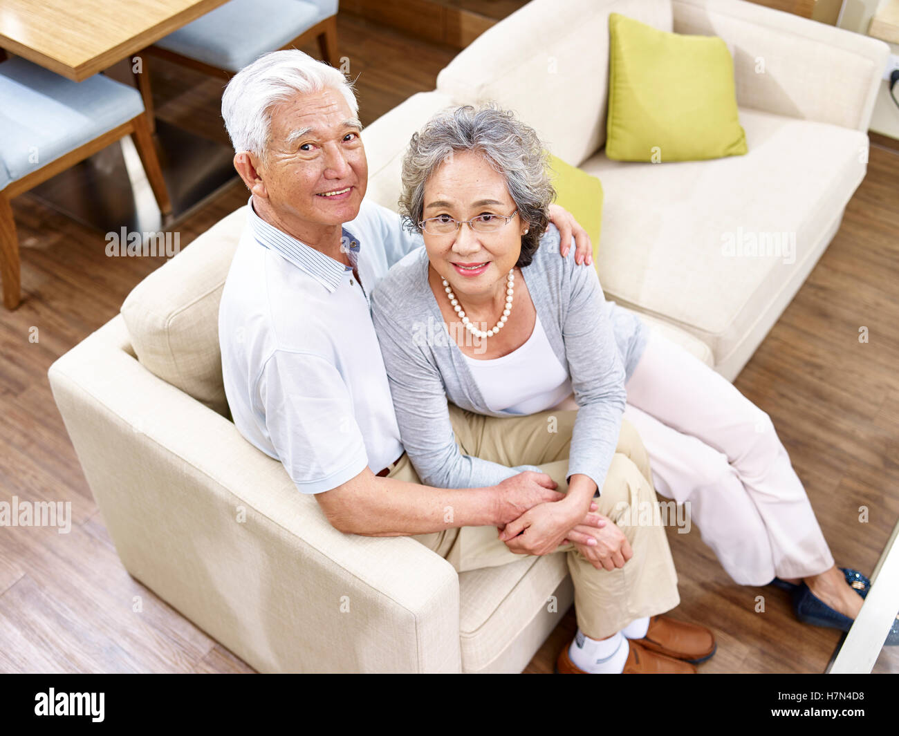 senior asiatischen Liebespaar sitzt auf der Couch zu Hause, erhöhte Ansicht Stockfoto