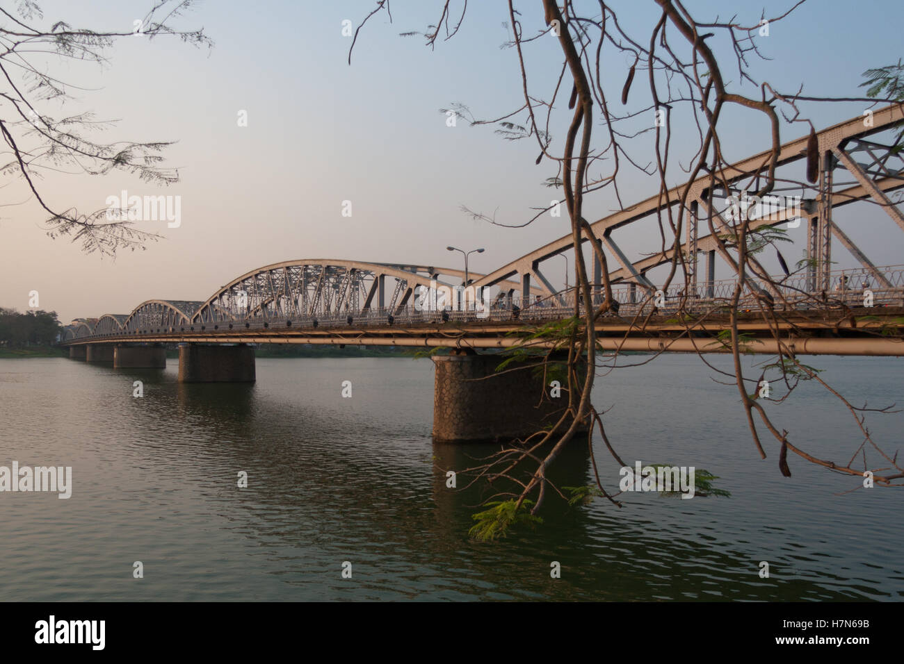Brücke über die PARFÜMIERTE Fluss in Hue, Vietnam Stockfoto