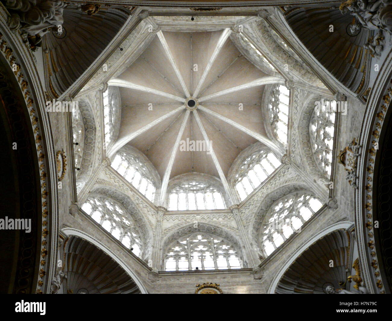 Symmetrische Decke der mittelalterlichen Kirche Kuppel. Ruhige Atmosphäre. Stockfoto