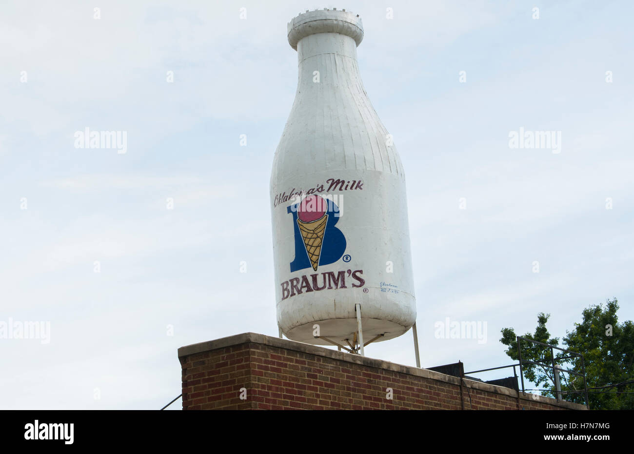 Oklahoma City Oklahoma OKC, OK, berühmte Milch Flasche Gebäude von Braums Molkerei Milch Flasche auf Dach Stockfoto