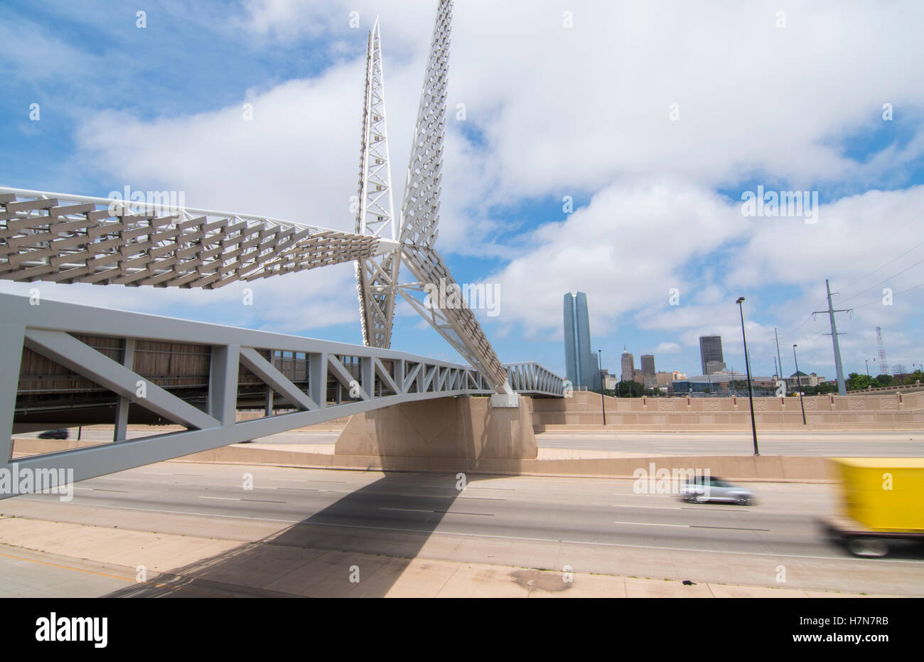 Oklahoma City Oklahoma OKC Stadt Landschaft und Himmel tanzen Brückenneubau über Schnellstraße mit skyline Stockfoto