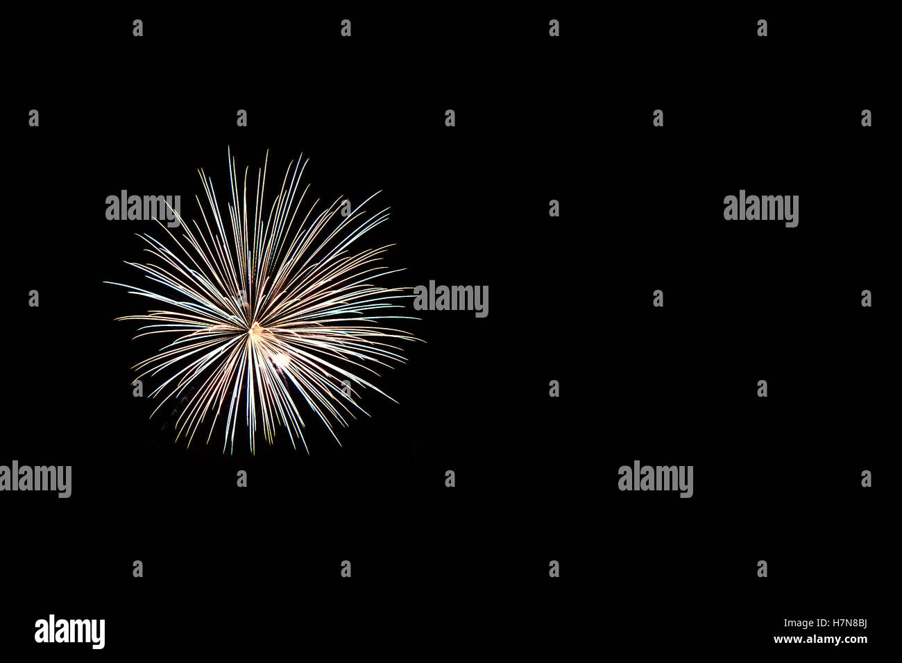 Bunte Feier Feuerwerk auf schwarzem Hintergrund isoliert. Stockfoto