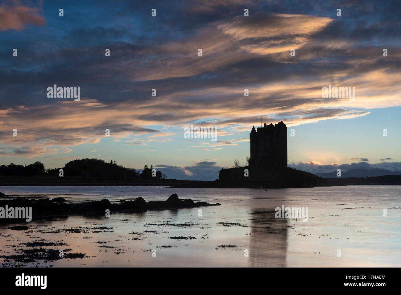 Die untergehende Sonne am Castle Stalker, Schottland Stockfoto