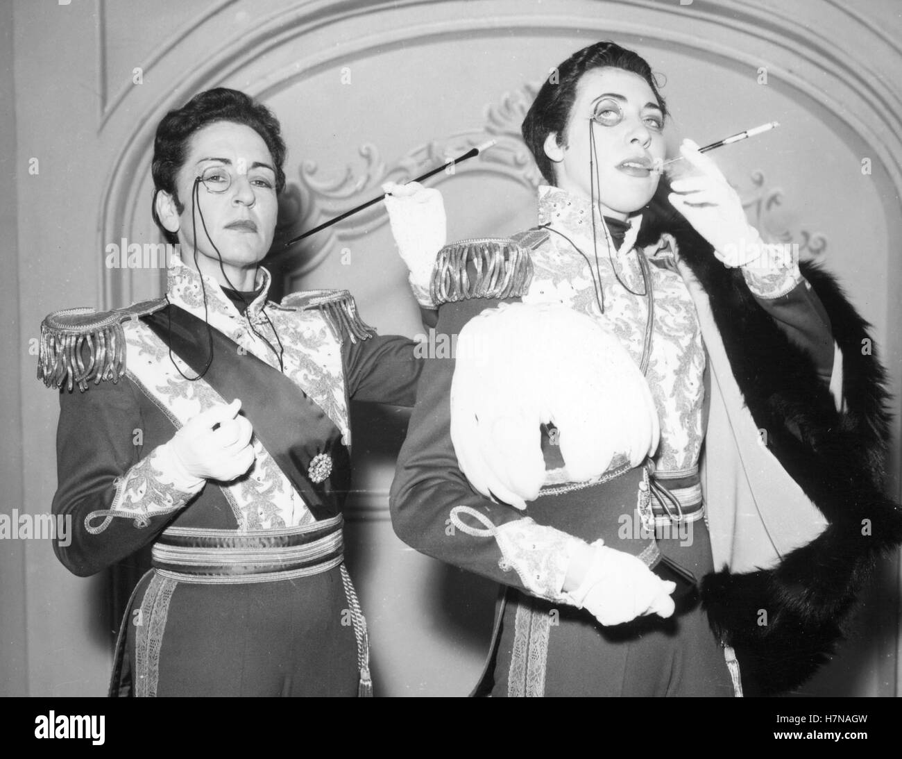 Anna Poliak (links) von Manchester spielt Orlowsky, und so auch Londoner Patricia Johnson, in den neuen Sadler Wells Produktion von Die Fledermaus. Beiden Unternehmen inszenieren der Johann Strauss-Favorit um eine Sadler Wells Saison der Operette im London Coliseum zu öffnen. Stockfoto