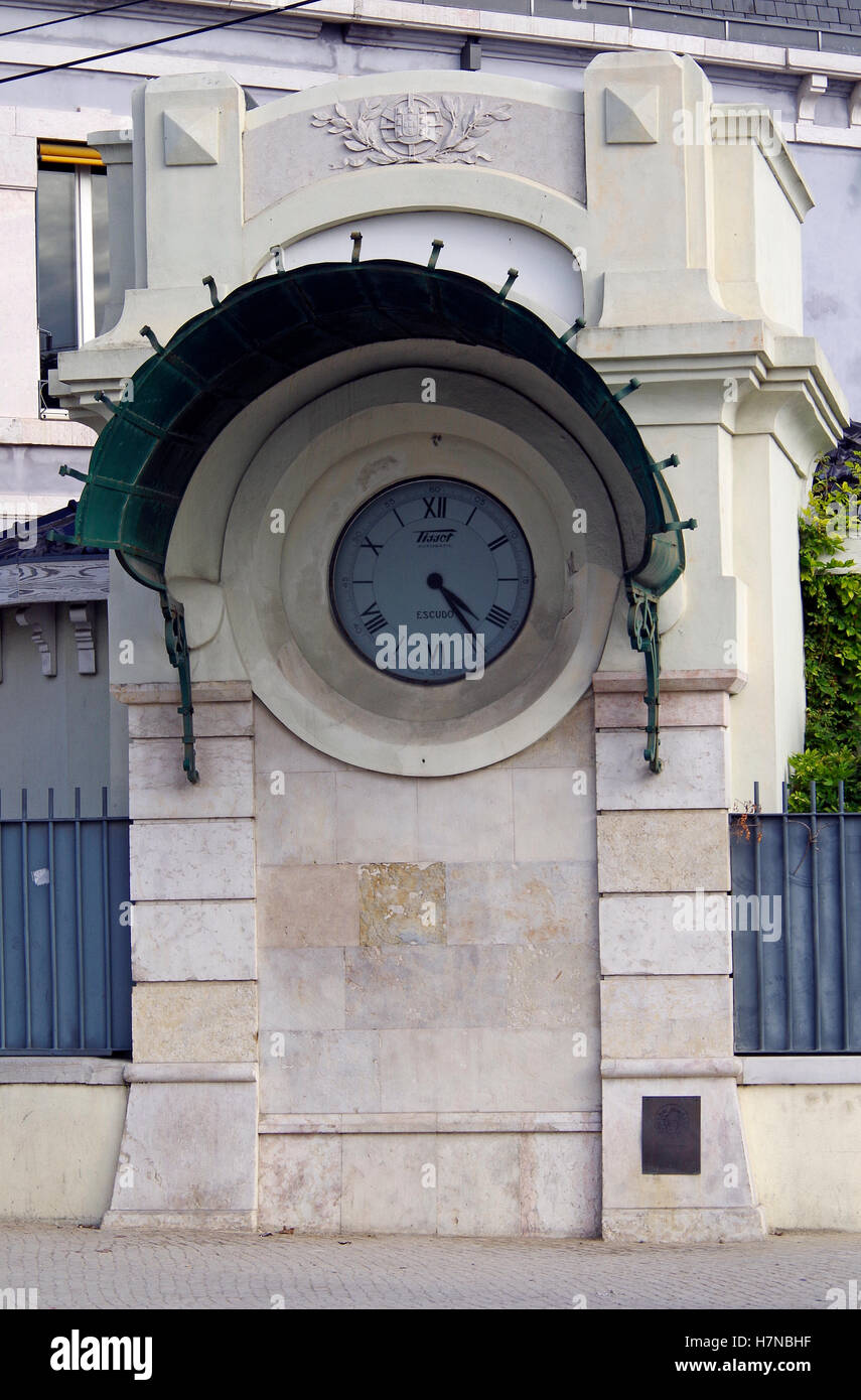 Lissabon, Portugal, öffentliche Uhr in schöne Sockel Stockfoto