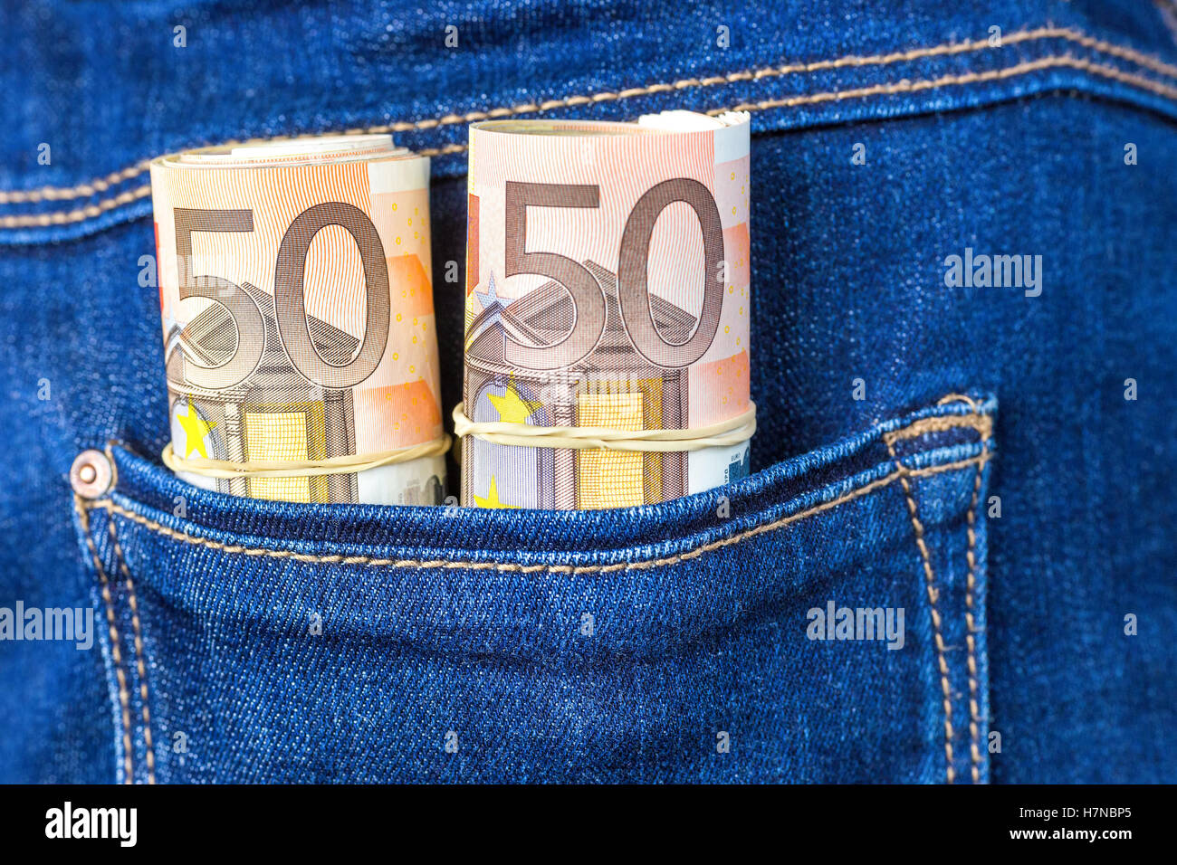 Blue Jeans-Tasche mit Rollen von fünfzig Euro-Banknoten Stockfoto